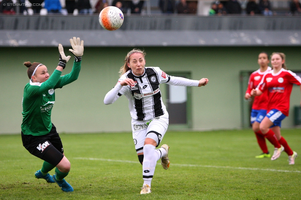 Sturm Damen - Vorderland
OEFB Frauen Bundesliga, 9. Runde,  SK Sturm Graz Damen - FFC Vorderland, Verbandsplatz Graz, 12.11.2017. 

Foto zeigt Nathalie Bachmeier (Vorderland) und Nicole Gatternig (Sturm Damen)
