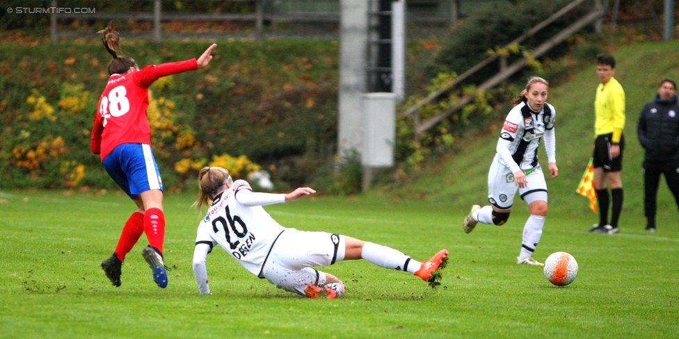 Sturm Damen - Vorderland
OEFB Frauen Bundesliga, 9. Runde,  SK Sturm Graz Damen - FFC Vorderland, Verbandsplatz Graz, 12.11.2017. 

Foto zeigt Anna Bereuter (Vorderland), Celina Degen (Sturm Damen) und Nicole Gatternig (Sturm Damen)
