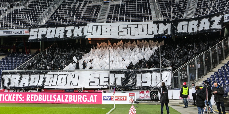 Salzburg - Sturm Graz
Oesterreichische Fussball Bundesliga, 15. Runde, RB Salzburg - SK Sturm Graz, Stadion Wals-Siezenheim, 19.11.2017. 

Foto zeigt Fans von Sturm mit einer Choreografie
