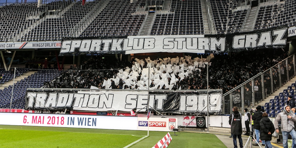 Salzburg - Sturm Graz
Oesterreichische Fussball Bundesliga, 15. Runde, RB Salzburg - SK Sturm Graz, Stadion Wals-Siezenheim, 19.11.2017. 

Foto zeigt Fans von Sturm mit einer Choreografie
