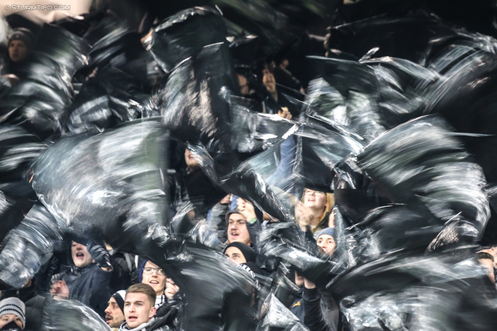 Salzburg - Sturm Graz
Oesterreichische Fussball Bundesliga, 15. Runde, RB Salzburg - SK Sturm Graz, Stadion Wals-Siezenheim, 19.11.2017. 

Foto zeigt Fans von Sturm mit einer Choreografie
