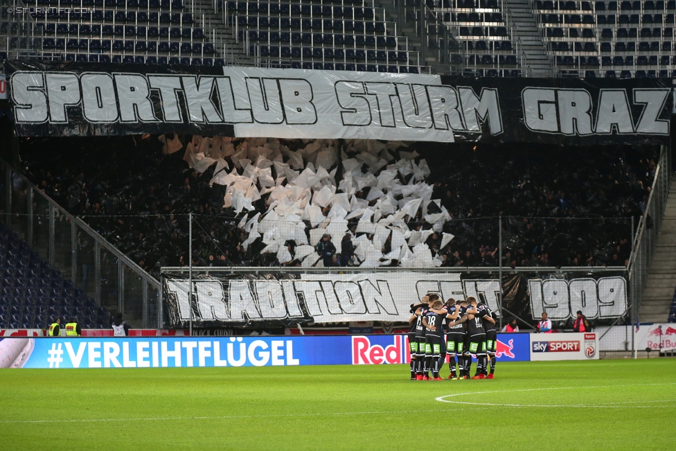 Salzburg - Sturm Graz
Oesterreichische Fussball Bundesliga, 15. Runde, RB Salzburg - SK Sturm Graz, Stadion Wals-Siezenheim, 19.11.2017. 

Foto zeigt die Mannschaft von Sturm und Fans von Sturm mit einer Choreografie
