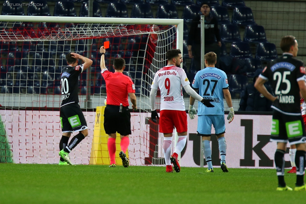 Salzburg - Sturm Graz
Oesterreichische Fussball Bundesliga, 15. Runde, RB Salzburg - SK Sturm Graz, Stadion Wals-Siezenheim, 19.11.2017. 

Foto zeigt Christian Schulz (Sturm), Schiedsrichter Gerhard Grobelnik, Munas Dabbur (Salzburg) und Alexander Walke (Salzburg)
