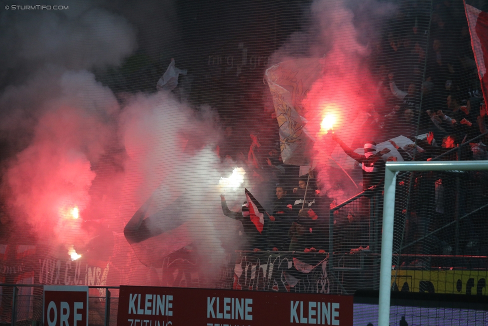 Sturm Graz - LASK
Oesterreichische Fussball Bundesliga, 16. Runde, SK Sturm Graz - LASK, Stadion Liebenau Graz, 25.11.2017. 

Foto zeigt Fans von LASK Linz
Schlüsselwörter: pyrotechnik