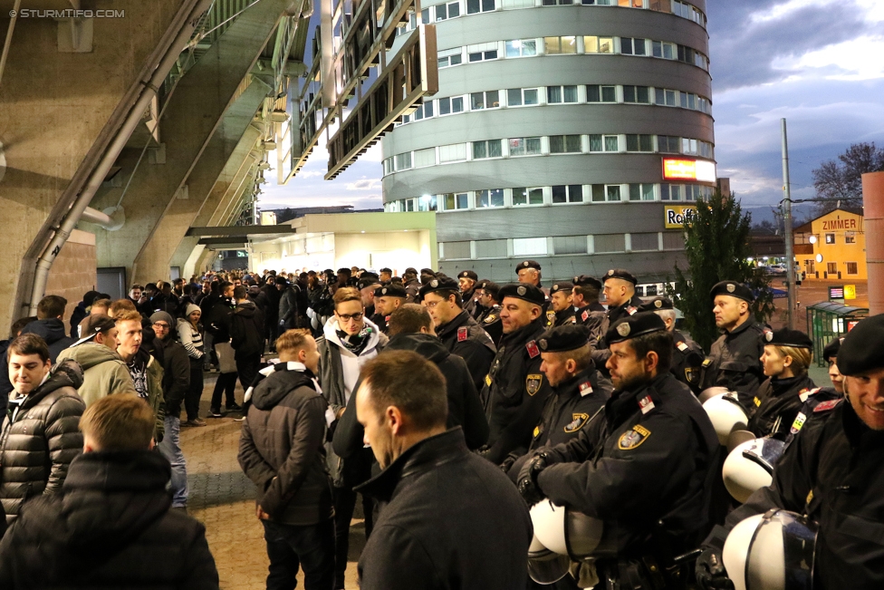 Sturm Graz - LASK
Oesterreichische Fussball Bundesliga, 16. Runde, SK Sturm Graz - LASK, Stadion Liebenau Graz, 25.11.2017. 

Foto zeigt Fans von Sturm und Polizei in der Nordkurve
