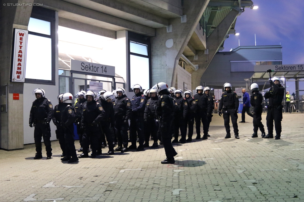 Sturm Graz - LASK
Oesterreichische Fussball Bundesliga, 16. Runde, SK Sturm Graz - LASK, Stadion Liebenau Graz, 25.11.2017. 

Foto zeigt Polizei am Stadionvorplatz
