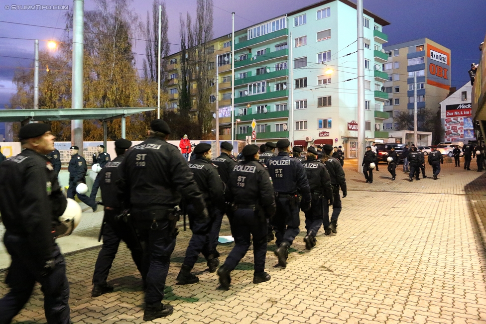 Sturm Graz - LASK
Oesterreichische Fussball Bundesliga, 16. Runde, SK Sturm Graz - LASK, Stadion Liebenau Graz, 25.11.2017. 

Foto zeigt Polizei am Stadionvorplatz
