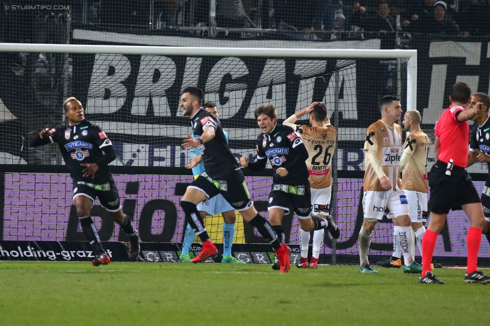 Sturm Graz - LASK
Oesterreichische Fussball Bundesliga, 16. Runde, SK Sturm Graz - LASK, Stadion Liebenau Graz, 25.11.2017. 

Foto zeigt Emeka Friday Eze (Sturm), Charalampos Lykogiannis (Sturm), Oliver Filip (Sturm) und Reinhold Ranftl (LASK)
Schlüsselwörter: torjubel