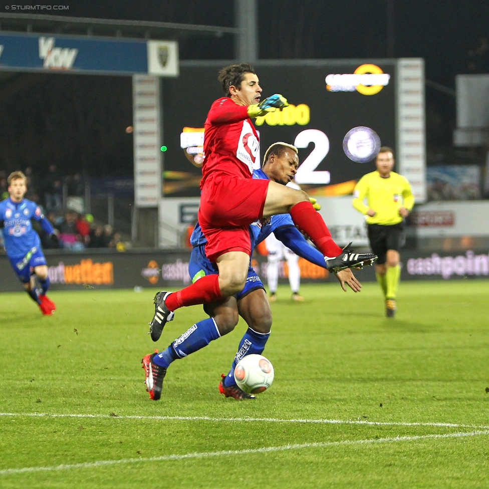 Altach - Sturm Graz
Oesterreichische Fussball Bundesliga, 18. Runde, SCR Altach - SK Sturm Graz, Stadion Schnabelholz Altach, 02.12.2017. 

Foto zeigt Martin Kobras (Altach) und Emeka Friday Eze (Sturm)
