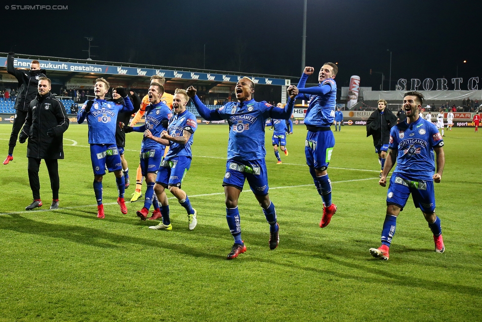 Altach - Sturm Graz
Oesterreichische Fussball Bundesliga, 18. Runde, SCR Altach - SK Sturm Graz, Stadion Schnabelholz Altach, 02.12.2017. 

Foto zeigt die Mannschaft von Sturm
Schlüsselwörter: jubel