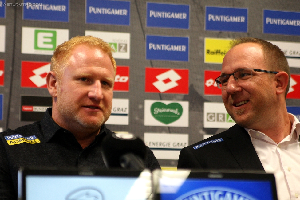 Pressekonferenz Sturm
Oesterreichische Fussball Bundesliga, SK Sturm Graz Pressekonferenz, Trainingszentrum Messendorf, 07.12.2017.

Foto zeigt Heiko Vogel (design. Cheftrainer Sturm) und Guenter Kreissl (sportl. Geschaeftsfuehrer Sturm)
