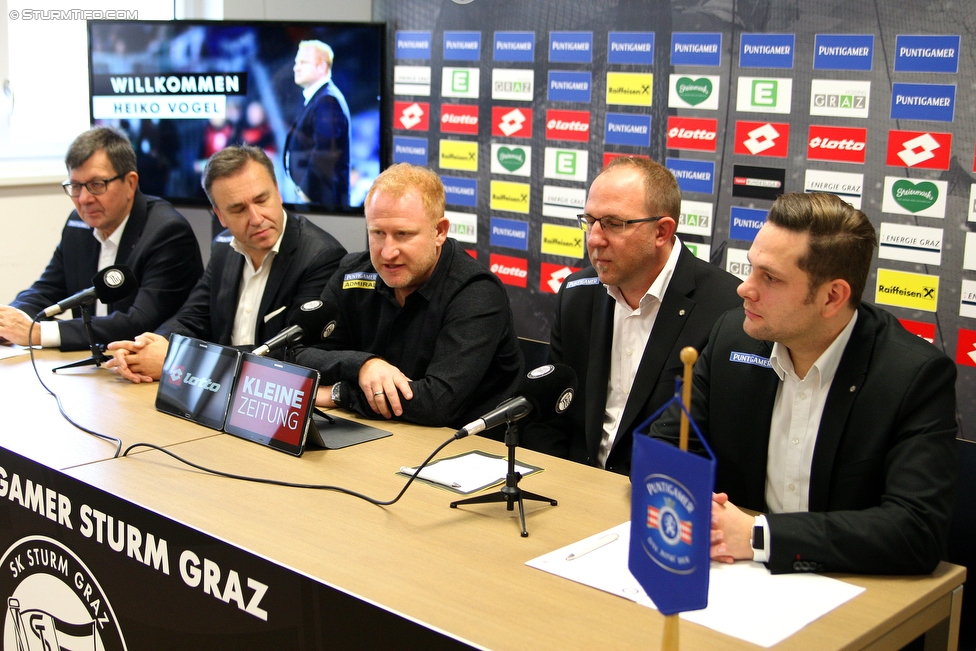 Pressekonferenz Sturm
Oesterreichische Fussball Bundesliga, SK Sturm Graz Pressekonferenz, Trainingszentrum Messendorf, 07.12.2017.

Foto zeigt Ernst Wustinger (Vorstand Sturm), Christian Jauk (Praesident Sturm), Heiko Vogel (design. Cheftrainer Sturm), Guenter Kreissl (sportl. Geschaeftsfuehrer Sturm) und Alexander Fasching (Pressesprecher Sturm)
