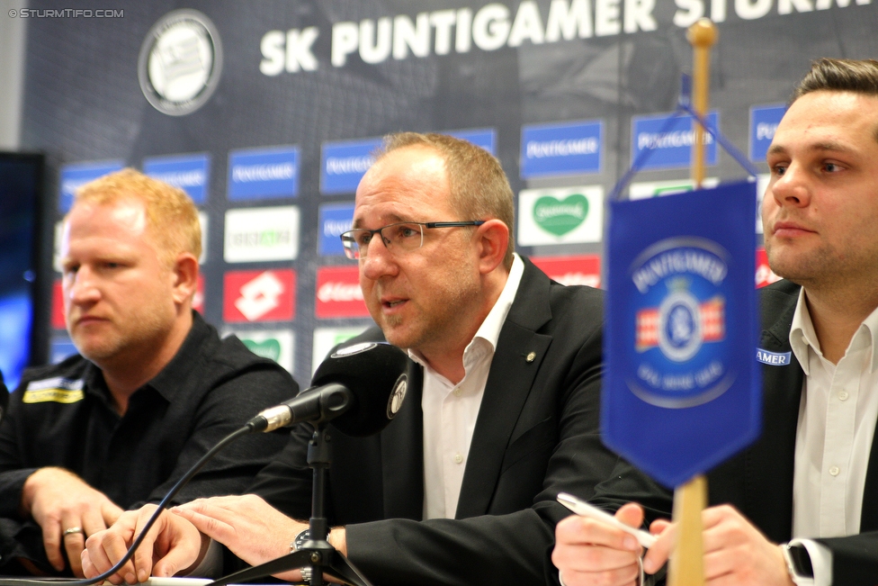 Pressekonferenz Sturm
Oesterreichische Fussball Bundesliga, SK Sturm Graz Pressekonferenz, Trainingszentrum Messendorf, 07.12.2017.

Foto zeigt Heiko Vogel (design. Cheftrainer Sturm), Guenter Kreissl (sportl. Geschaeftsfuehrer Sturm) und Alexander Fasching (Pressesprecher Sturm)
