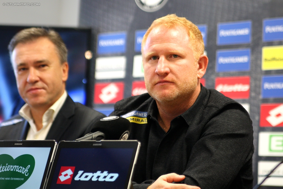 Pressekonferenz Sturm
Oesterreichische Fussball Bundesliga, SK Sturm Graz Pressekonferenz, Trainingszentrum Messendorf, 07.12.2017.

Foto zeigt Christian Jauk (Praesident Sturm) und Heiko Vogel (design. Cheftrainer Sturm)
