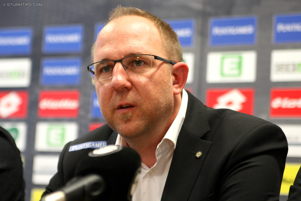 Pressekonferenz Sturm
Oesterreichische Fussball Bundesliga, SK Sturm Graz Pressekonferenz, Trainingszentrum Messendorf, 07.12.2017.

Foto zeigt Guenter Kreissl (sportl. Geschaeftsfuehrer Sturm)
