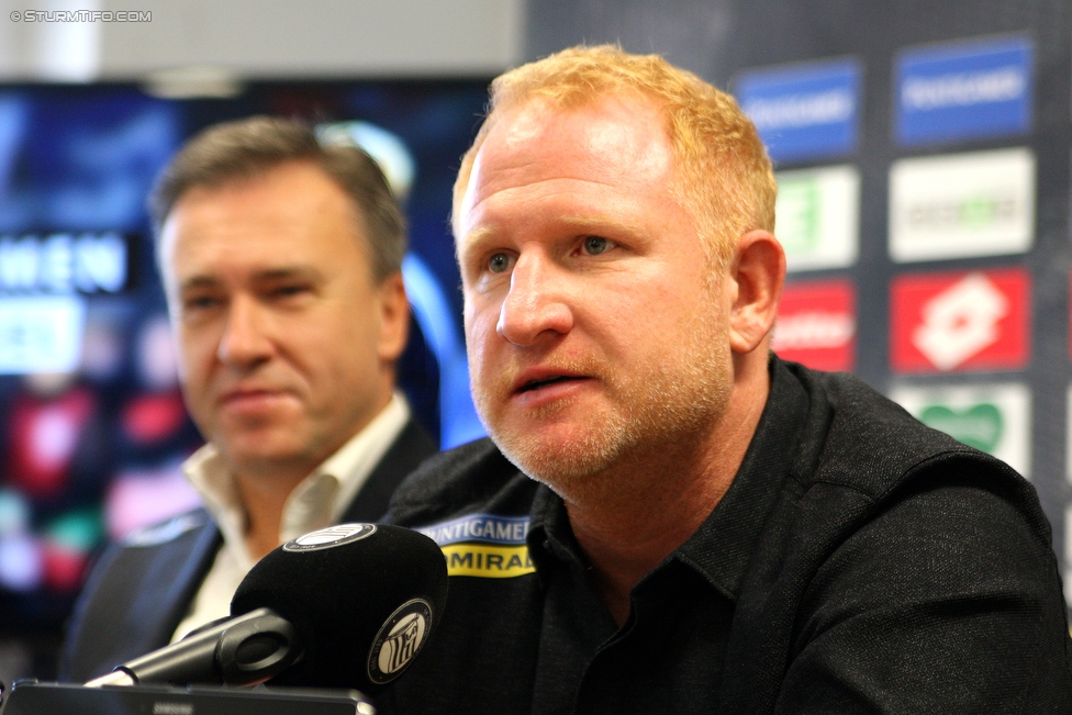 Pressekonferenz Sturm
Oesterreichische Fussball Bundesliga, SK Sturm Graz Pressekonferenz, Trainingszentrum Messendorf, 07.12.2017.

Foto zeigt Christian Jauk (Praesident Sturm) und Heiko Vogel (design. Cheftrainer Sturm)
