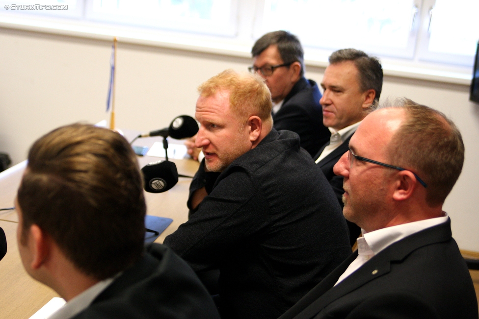 Pressekonferenz Sturm
Oesterreichische Fussball Bundesliga, SK Sturm Graz Pressekonferenz, Trainingszentrum Messendorf, 07.12.2017.

Foto zeigt Alexander Fasching (Pressesprecher Sturm), Heiko Vogel (design. Cheftrainer Sturm), Ernst Wustinger (Vorstand Sturm), Christian Jauk (Praesident Sturm) und Guenter Kreissl (sportl. Geschaeftsfuehrer Sturm)
