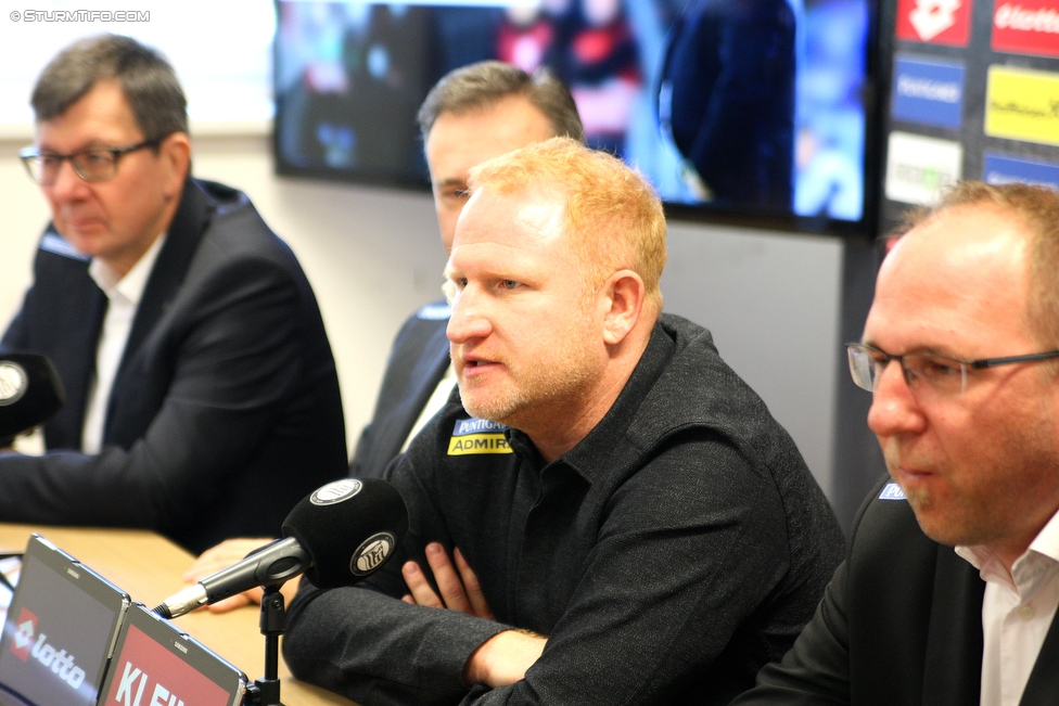 Pressekonferenz Sturm
Oesterreichische Fussball Bundesliga, SK Sturm Graz Pressekonferenz, Trainingszentrum Messendorf, 07.12.2017.

Foto zeigt Ernst Wustinger (Vorstand Sturm), Christian Jauk (Praesident Sturm), Heiko Vogel (design. Cheftrainer Sturm) und Guenter Kreissl (sportl. Geschaeftsfuehrer Sturm)
