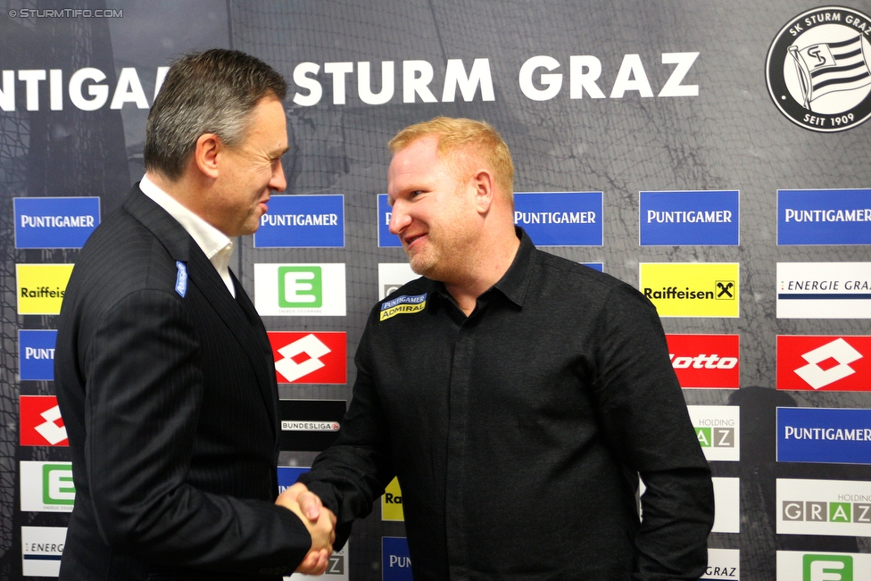 Pressekonferenz Sturm
Oesterreichische Fussball Bundesliga, SK Sturm Graz Pressekonferenz, Trainingszentrum Messendorf, 07.12.2017.

Foto zeigt Christian Jauk (Praesident Sturm) und Heiko Vogel (design. Cheftrainer Sturm)
