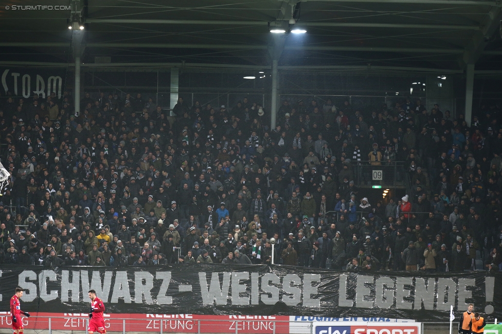 Sturm Graz - St. Poelten
Oesterreichische Fussball Bundesliga, 19. Runde, SK Sturm Graz - SKN St. Poelten, Stadion Liebenau Graz, 09.12.2017. 

Foto zeigt Fans von Sturm mit einem Spruchband fuer Franco Foda (Cheftrainer Sturm)
