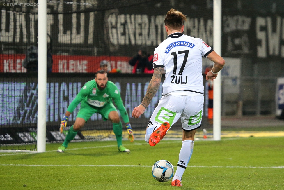 Sturm Graz - St. Poelten
Oesterreichische Fussball Bundesliga, 19. Runde, SK Sturm Graz - SKN St. Poelten, Stadion Liebenau Graz, 09.12.2017. 

Foto zeigt Christoph Riegler (St. Poelten) und Peter Zulj (Sturm)
