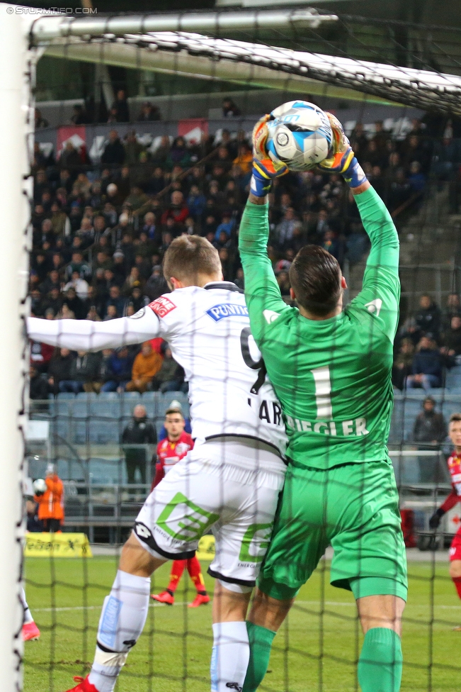 Sturm Graz - St. Poelten
Oesterreichische Fussball Bundesliga, 19. Runde, SK Sturm Graz - SKN St. Poelten, Stadion Liebenau Graz, 09.12.2017. 

Foto zeigt Deni Alar (Sturm) und Christoph Riegler (St. Poelten)
