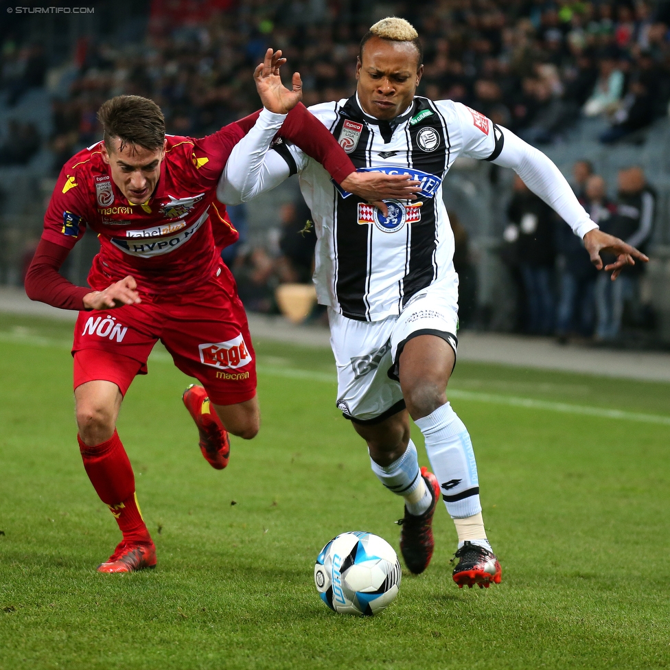 Sturm Graz - St. Poelten
Oesterreichische Fussball Bundesliga, 19. Runde, SK Sturm Graz - SKN St. Poelten, Stadion Liebenau Graz, 09.12.2017. 

Foto zeigt David Stec (St. Poelten) und Emeka Friday Eze (Sturm)
