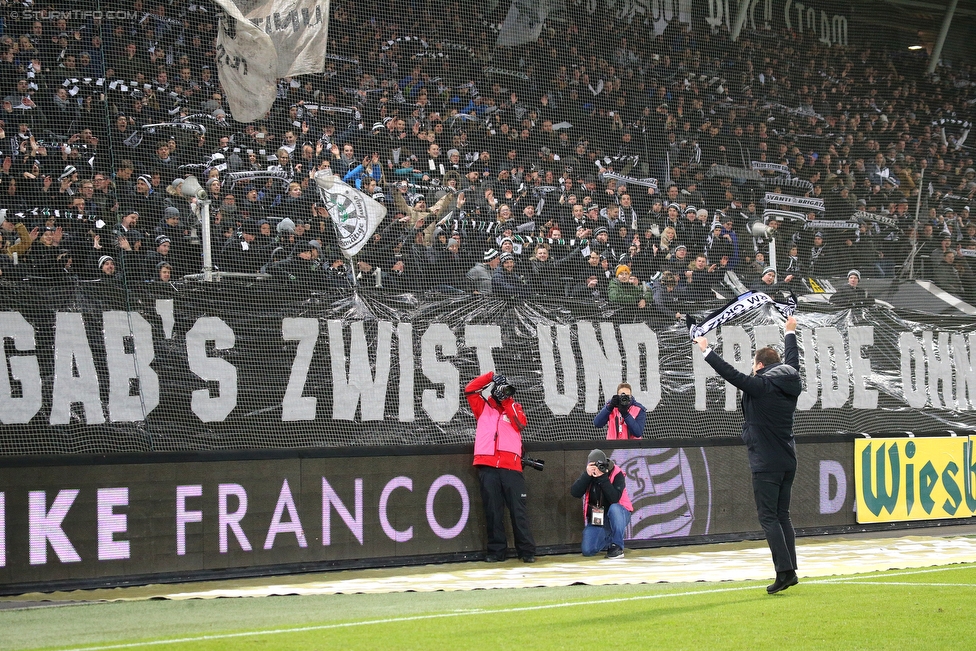 Sturm Graz - St. Poelten
Oesterreichische Fussball Bundesliga, 19. Runde, SK Sturm Graz - SKN St. Poelten, Stadion Liebenau Graz, 09.12.2017. 

Foto zeigt Franco Foda (Cheftrainer Sturm) und Fans von Sturm
