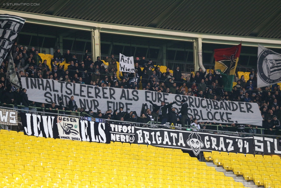 Austria Wien - Sturm Graz
Oesterreichische Fussball Bundesliga, 20. Runde, FK Austria Wien - SK Sturm Graz, Ernst Happel Stadion Wien, 17.12.2017. 

Foto zeigt Fans von Sturm mit einem Spruchband
