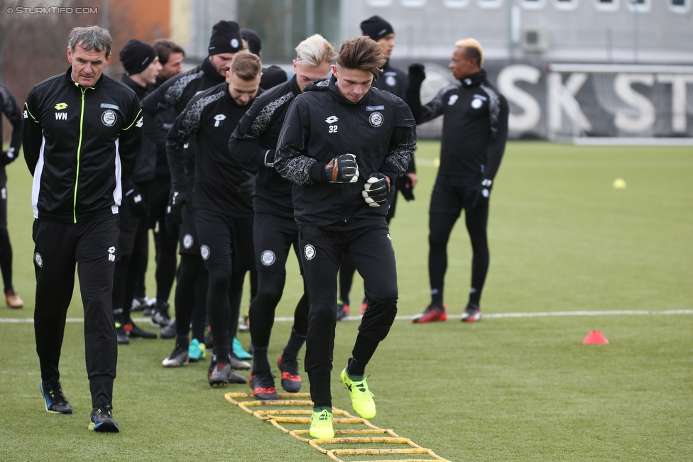 Trainingsauftakt Sturm Graz
Oesterreichische Fussball Bundesliga, Trainingsauftak SK Sturm Graz, Trainingszentrum Messendorf, 04.01.2018. 

Foto zeigt Walter Niederkofler (Konditionstrainer Sturm) und Tobias Schuetzenauer (Sturm)
