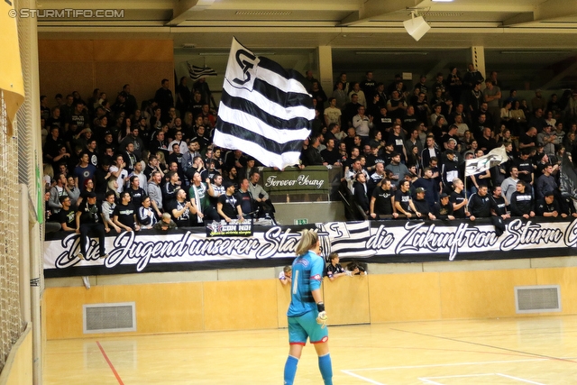 8. Sturm Nachwuchscup
SK Sturm Graz Nachwuchscup, ASVOE Halle Graz, 06.01.2017

Foto zeigt Anna Carina Kristler (Sturm Damen) und Fans von Sturm
