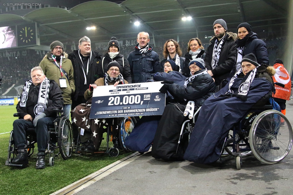 Sturm Graz - Wolfsberg
Oesterreichische Fussball Bundesliga, 22. Runde, SK Sturm Graz - Wolfsberger AC, Stadion Liebenau Graz, 10.02.2018. 

Foto zeigt die Scheckuebergabe der Hilfsaktion Schwoaze Helfen
