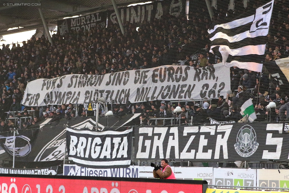 Sturm Graz - Salzburg
Oesterreichische Fussball Bundesliga, 24. Runde, SK Sturm Graz - FC RB Salzburg, Stadion Liebenau Graz, 25.02.2018. 

Foto zeigt Fans von Sturm mit einem Spruchband
Schlüsselwörter: protest