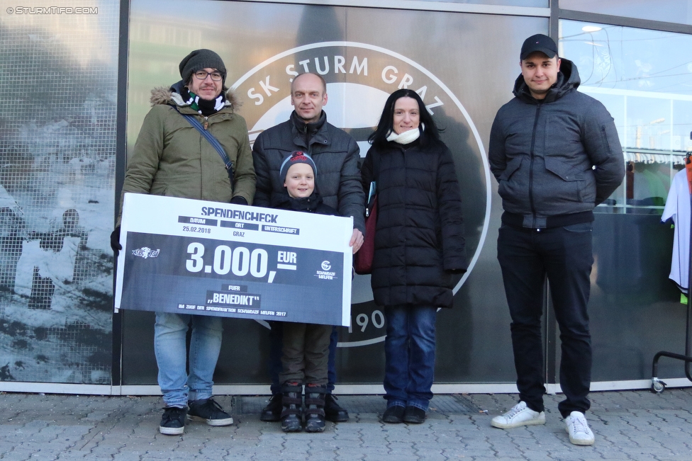 Sturm Graz - Salzburg
Oesterreichische Fussball Bundesliga, 24. Runde, SK Sturm Graz - FC RB Salzburg, Stadion Liebenau Graz, 25.02.2018. 

Foto zeigt die Spendenuebergabe der Aktion Schwoaze Helfen
