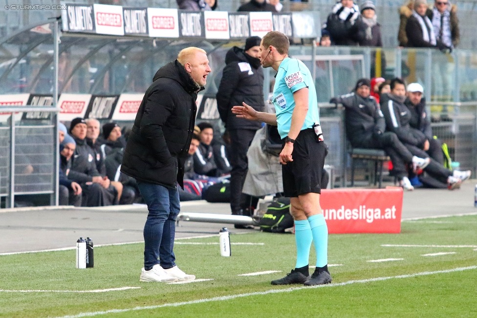 Sturm Graz - Salzburg
Oesterreichische Fussball Bundesliga, 24. Runde, SK Sturm Graz - FC RB Salzburg, Stadion Liebenau Graz, 25.02.2018. 

Foto zeigt Heiko Vogel (Cheftrainer Sturm) und Schiedsrichter Harald Lechner
