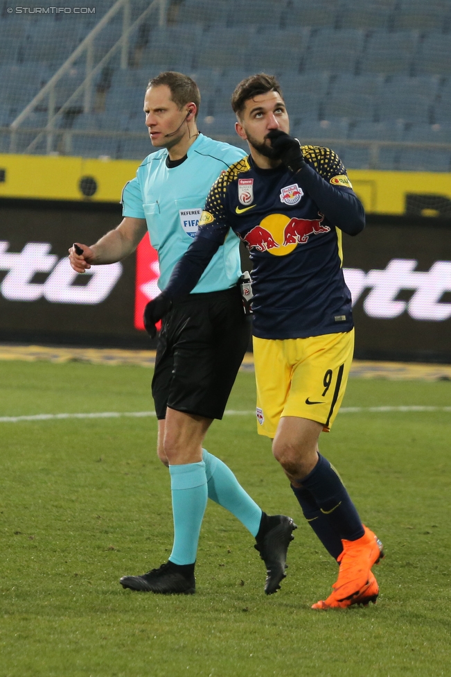 Sturm Graz - Salzburg
Oesterreichische Fussball Bundesliga, 24. Runde, SK Sturm Graz - FC RB Salzburg, Stadion Liebenau Graz, 25.02.2018. 

Foto zeigt Schiedsrichter Harald Lechner und Munas Dabbur (Salzburg)
