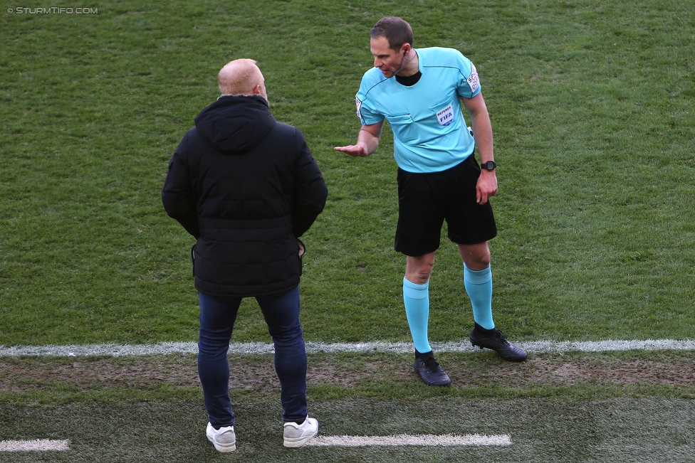 Sturm Graz - Salzburg
Oesterreichische Fussball Bundesliga, 24. Runde, SK Sturm Graz - FC RB Salzburg, Stadion Liebenau Graz, 25.02.2018. 

Foto zeigt Heiko Vogel (Cheftrainer Sturm) und Schiedsrichter Harald Lechner
