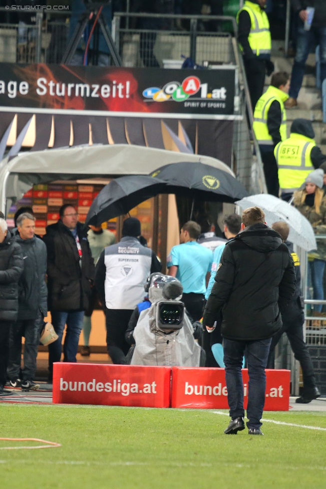 Sturm Graz - Salzburg
Oesterreichische Fussball Bundesliga, 24. Runde, SK Sturm Graz - FC RB Salzburg, Stadion Liebenau Graz, 25.02.2018. 

Foto zeigt Security und Schiedsrichter Harald Lechner
