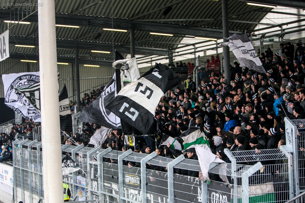 LASK - Sturm Graz
Oesterreichische Fussball Bundesliga, 25. Runde, LASK - SK Sturm Graz, Waldstadion Pasching, 03.03.2018. 

Foto zeigt Fans von Sturm
