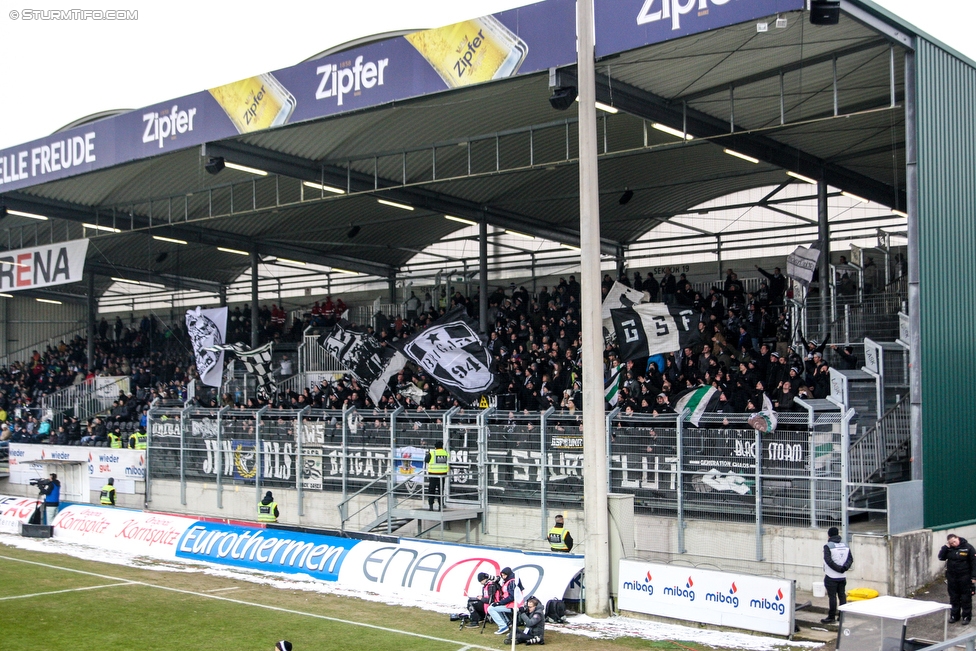 LASK - Sturm Graz
Oesterreichische Fussball Bundesliga, 25. Runde, LASK - SK Sturm Graz, Waldstadion Pasching, 03.03.2018. 

Foto zeigt Fans von Sturm
