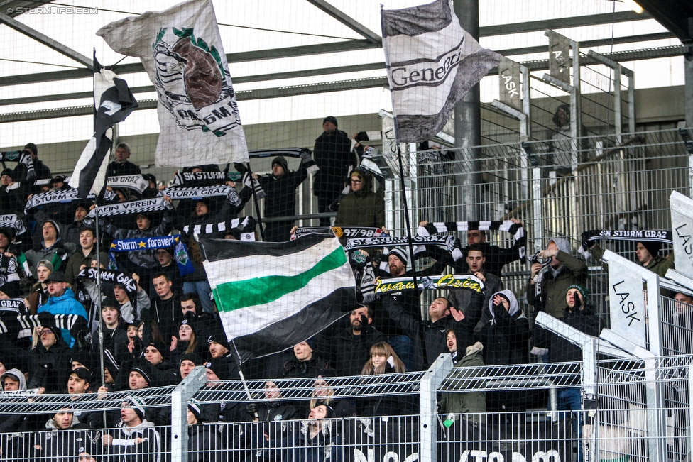 LASK - Sturm Graz
Oesterreichische Fussball Bundesliga, 25. Runde, LASK - SK Sturm Graz, Waldstadion Pasching, 03.03.2018. 

Foto zeigt Fans von Sturm
