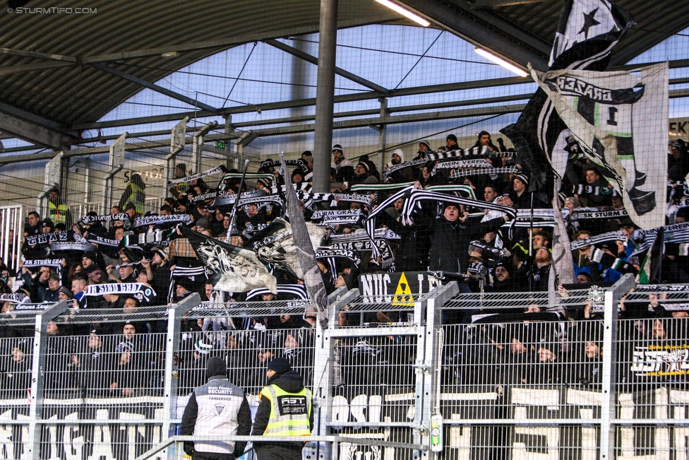 LASK - Sturm Graz
Oesterreichische Fussball Bundesliga, 25. Runde, LASK - SK Sturm Graz, Waldstadion Pasching, 03.03.2018. 

Foto zeigt Fans von Sturm
