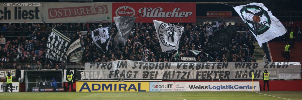 Admira Wacker - Sturm Graz
Oesterreichische Fussball Bundesliga, 26. Runde, FC Admira Wacker Moedling - SK Sturm Graz, Stadion Suedstadt Maria Enzersdorf, 10.03.2018. 

Foto zeigt Fans von Sturm mit einem Spruchband
Schlüsselwörter: protest