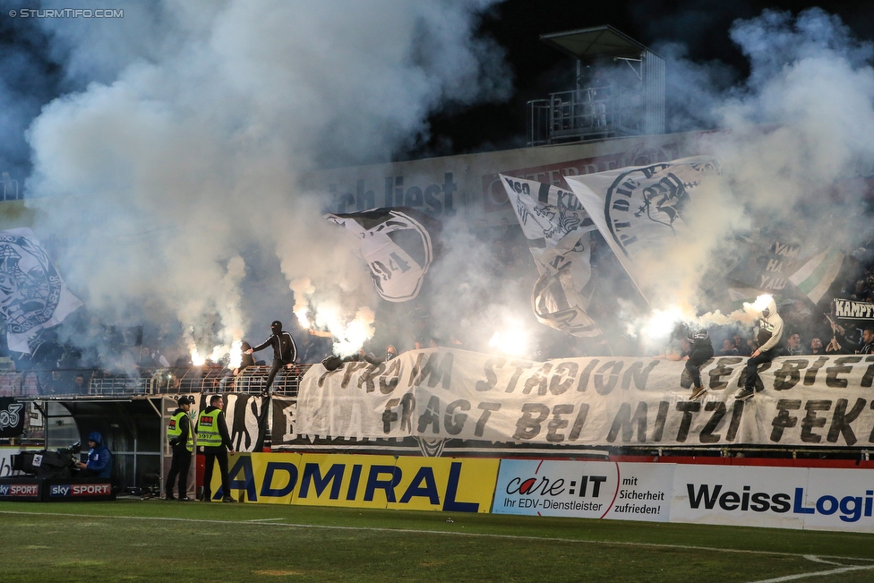 Admira Wacker - Sturm Graz
Oesterreichische Fussball Bundesliga, 26. Runde, FC Admira Wacker Moedling - SK Sturm Graz, Stadion Suedstadt Maria Enzersdorf, 10.03.2018. 

Foto zeigt Fans von Sturm mit einem Spruchband
Schlüsselwörter: protest pyrotechnik