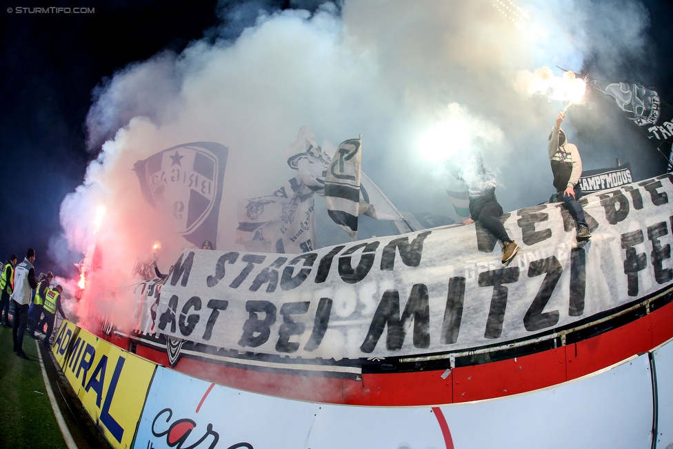 Admira Wacker - Sturm Graz
Oesterreichische Fussball Bundesliga, 26. Runde, FC Admira Wacker Moedling - SK Sturm Graz, Stadion Suedstadt Maria Enzersdorf, 10.03.2018. 

Foto zeigt Fans von Sturm mit einem Spruchband
Schlüsselwörter: protest pyrotechnik