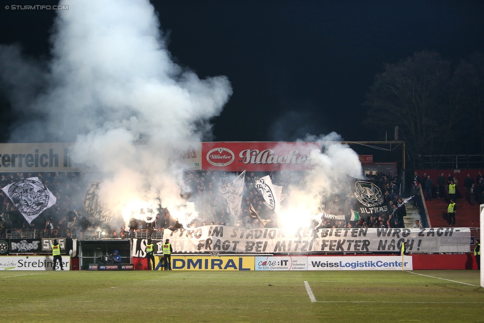 Admira Wacker - Sturm Graz
Oesterreichische Fussball Bundesliga, 26. Runde, FC Admira Wacker Moedling - SK Sturm Graz, Stadion Suedstadt Maria Enzersdorf, 10.03.2018. 

Foto zeigt Fans von Sturm mit einem Spruchband
Schlüsselwörter: protest pyrotechnik