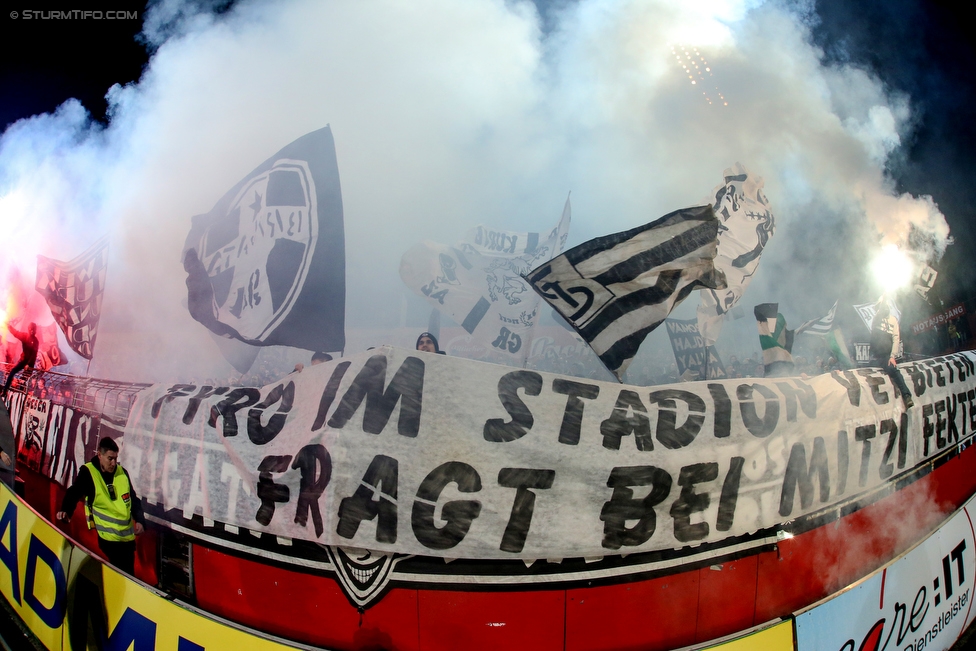 Admira Wacker - Sturm Graz
Oesterreichische Fussball Bundesliga, 26. Runde, FC Admira Wacker Moedling - SK Sturm Graz, Stadion Suedstadt Maria Enzersdorf, 10.03.2018. 

Foto zeigt Fans von Sturm mit einem Spruchband
Schlüsselwörter: protest pyrotechnik