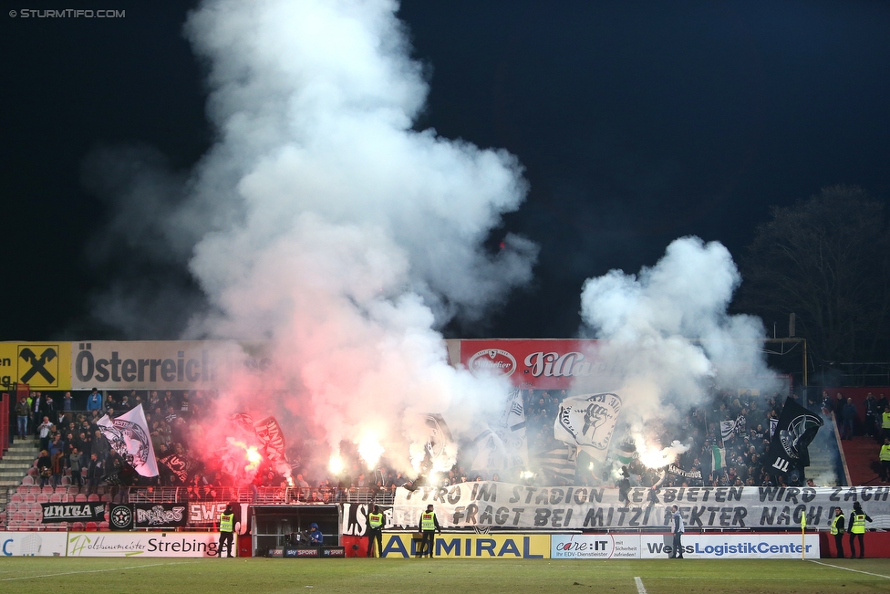 Admira Wacker - Sturm Graz
Oesterreichische Fussball Bundesliga, 26. Runde, FC Admira Wacker Moedling - SK Sturm Graz, Stadion Suedstadt Maria Enzersdorf, 10.03.2018. 

Foto zeigt Fans von Sturm mit einem Spruchband
Schlüsselwörter: protest pyrotechnik