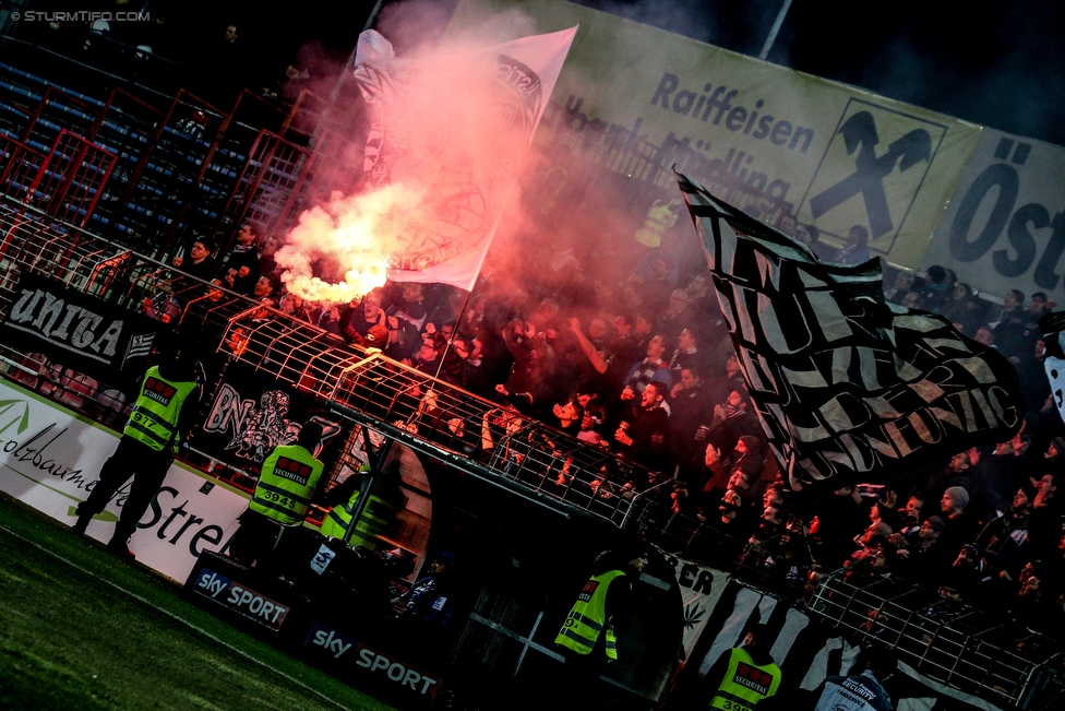 Admira Wacker - Sturm Graz
Oesterreichische Fussball Bundesliga, 26. Runde, FC Admira Wacker Moedling - SK Sturm Graz, Stadion Suedstadt Maria Enzersdorf, 10.03.2018. 

Foto zeigt Fans von Sturm
Schlüsselwörter: pyrotechnik