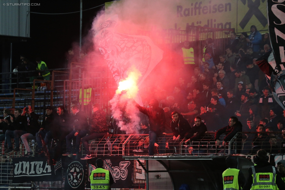 Admira Wacker - Sturm Graz
Oesterreichische Fussball Bundesliga, 26. Runde, FC Admira Wacker Moedling - SK Sturm Graz, Stadion Suedstadt Maria Enzersdorf, 10.03.2018. 

Foto zeigt Fans von Sturm
Schlüsselwörter: pyrotechnik